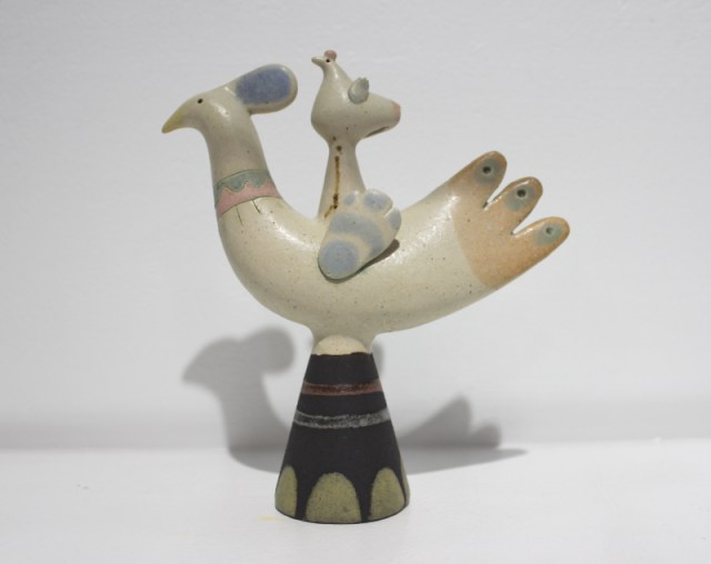 Uccellino su base (lato sinistro) - scultura in grés di Riccardo Biavati e la Bottega delle Stelle
