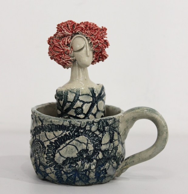 Pandora nella tazzina - scultura in ceramica di Debora Ciolli (lato 1)