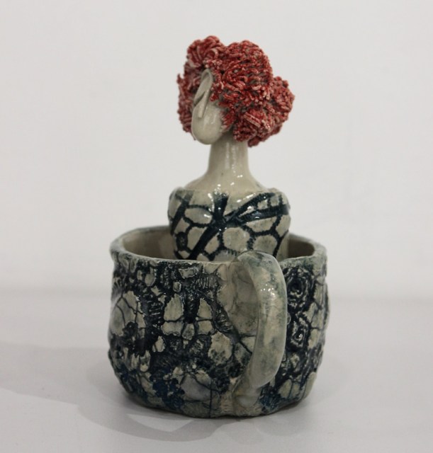 Pandora nella tazzina - scultura in ceramica di Debora Ciolli (lato 5)