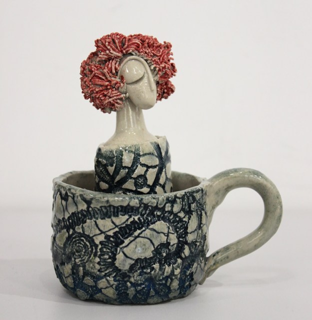 Pandora nella tazzina - scultura in ceramica di Debora Ciolli (lato 2)