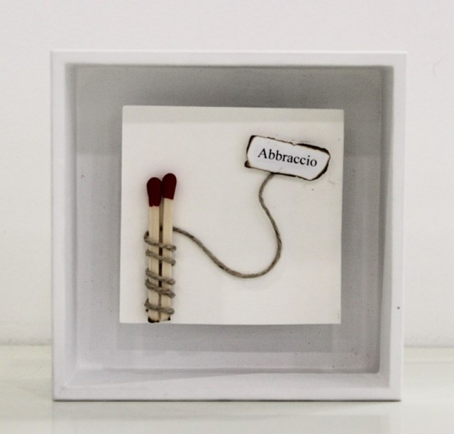 Abbraccio - box con assemblaggi di Sara Lovari