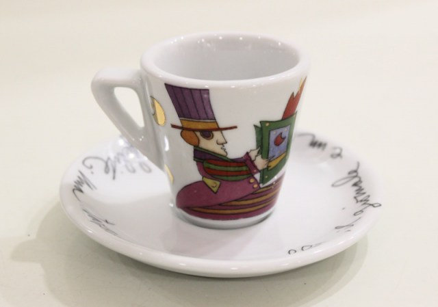 Tazzina da caffè con piattino in porcellana con disegno originale di Francesco Musante (lato 1)