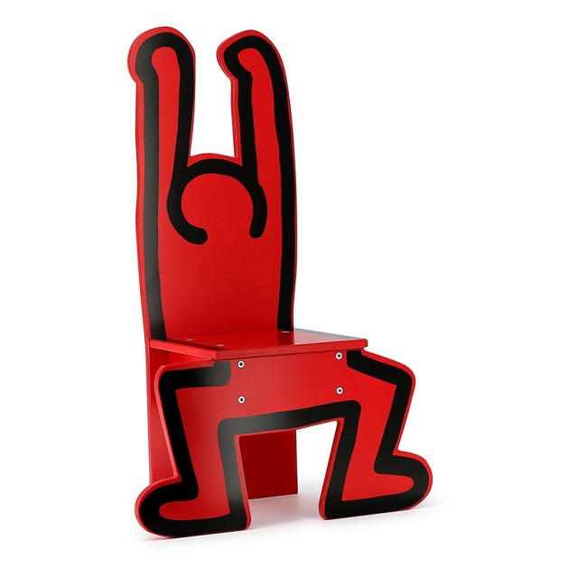 Sedia rossa in legno laccato realizzata in Francia da Vilac su disegno di Keith Haring (vista 1)