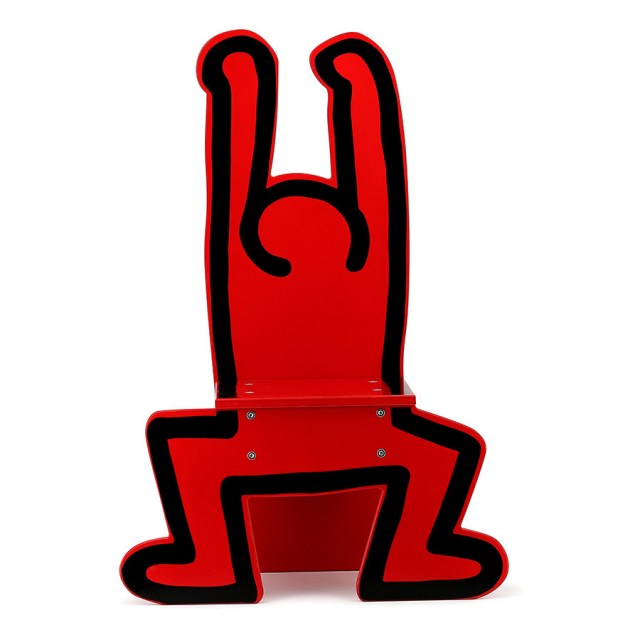 Sedia rossa in legno laccato realizzata in Francia da Vilac su disegno di Keith Haring (vista 2)