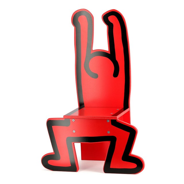 Sedia rossa in legno laccato realizzata in Francia da Vilac su disegno di Keith Haring (vista 3)