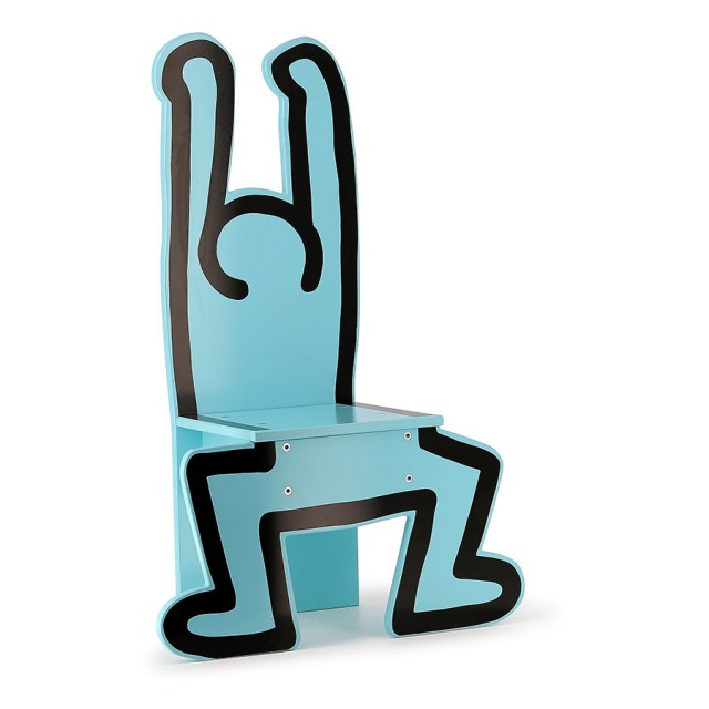 Sedia azzurra (blue chair) in legno laccato realizzata in Francia da Vilac su disegno di Keith Haring (vista 1)