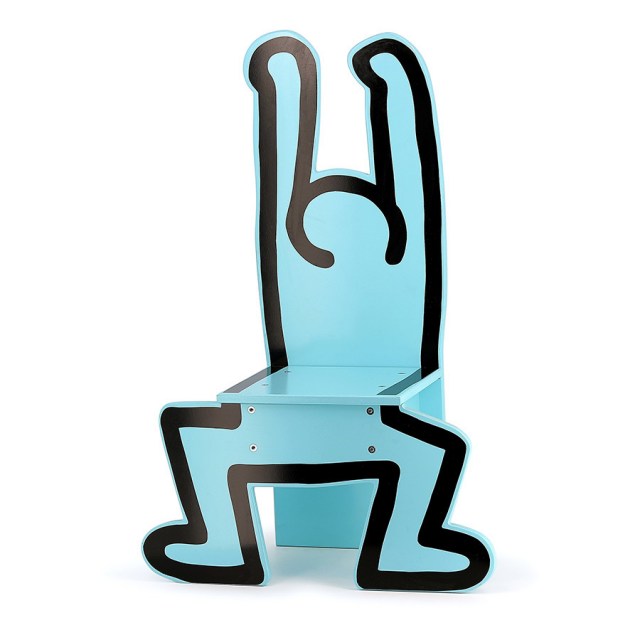 Sedia azzurra (blue chair) in legno laccato realizzata in Francia da Vilac su disegno di Keith Haring (vista 3)