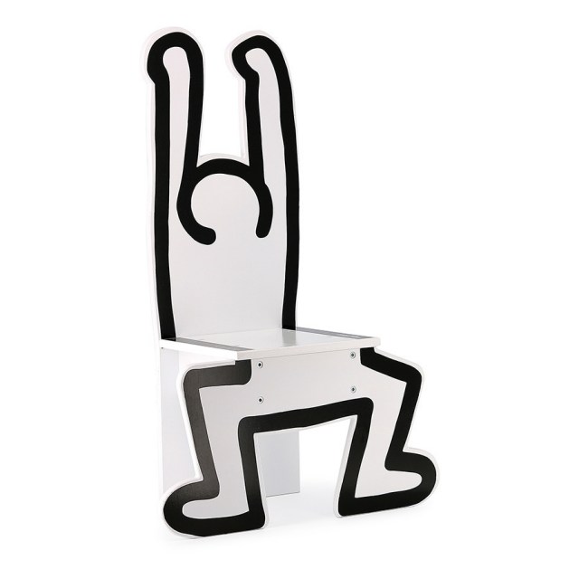 Sedia bianca in legno laccato realizzata in Francia da Vilac su disegno di Keith Haring (vista 1)