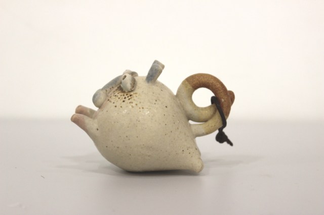 Gatto volante (lato sinistro) - scultura in grés di Riccardo Biavati e la Bottega delle Stelle