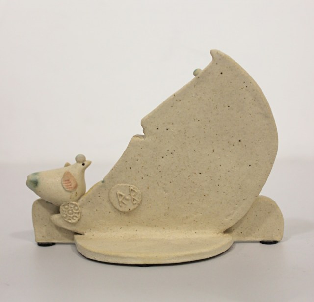 Luna sul mare (retro) - scultura in grès con ingobbi e smalti