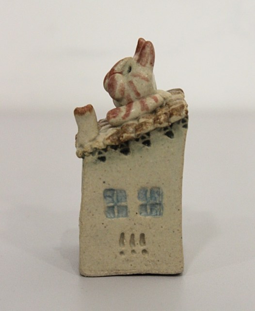 Casa con gatto (vista 6) - scultura in ceramica di Riccardo Biavati e la Bottega delle Stelle