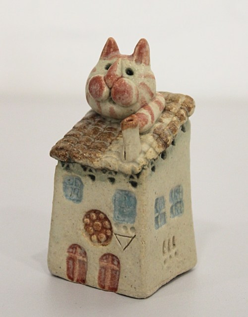 Casa con gatto (vista 1) - scultura in ceramica di Riccardo Biavati e la Bottega delle Stelle