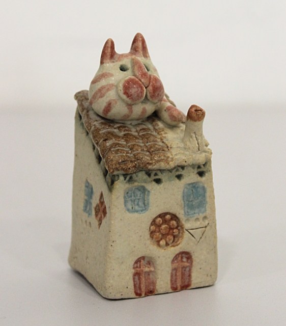 Casa con gatto (vista 3) - scultura in ceramica di Riccardo Biavati e la Bottega delle Stelle