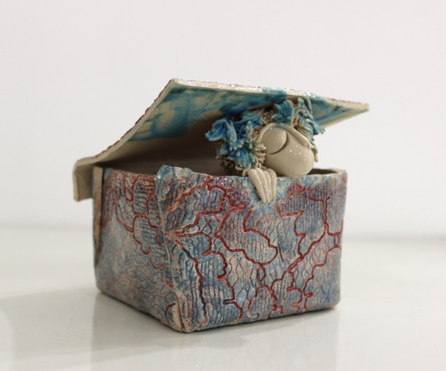Pandora nella scatola - scultura di Deborah Ciolli