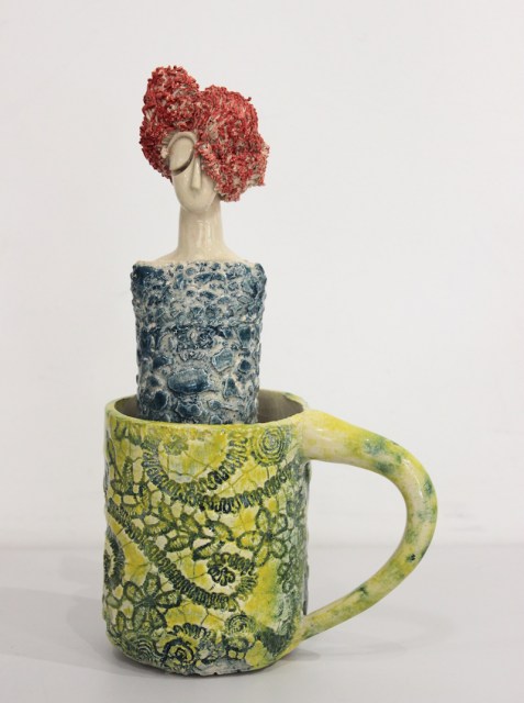 Pandora nella tazza - scultura in ceramica di Deborah Ciolli (lato 1)