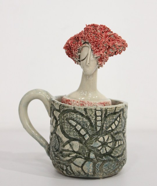 Pandora nella tazzina - scultura in ceramica Deborah Ciolli (lato 1)