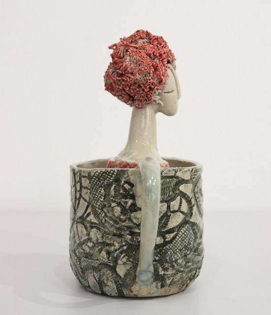 Pandora nella tazzina - scultura in ceramica Deborah Ciolli (lato 2)