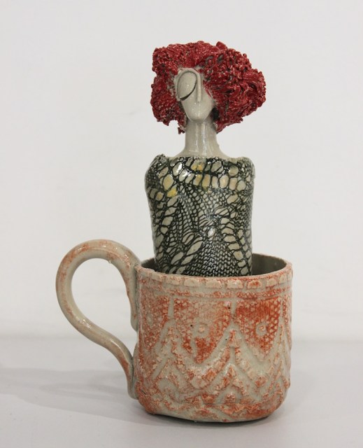 Pandora nella tazzina - scultura in ceramica di Deborah Ciolli (lato 5)