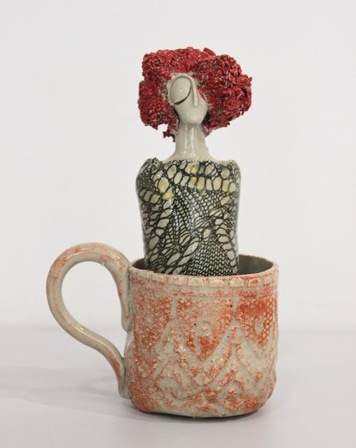 Pandora nella tazzina - scultura in ceramica di Deborah Ciolli (lato 1)