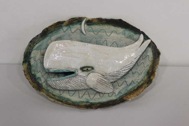 Balena (fronte) - scultura in grés di Michele Fabbricatore