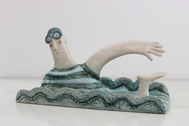 Nuotatore - scultura in ceramica di Michele Fabbricatore