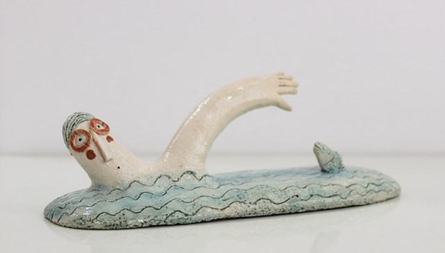 Nuotatore - scultura in ceramica di Michele Fabbricatore