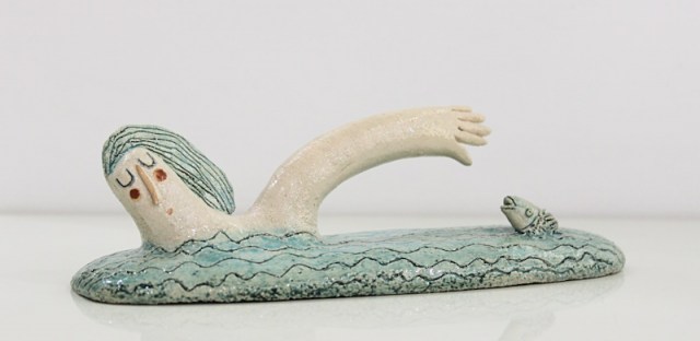 Nuotatrice - scultura in ceramica di Michele Fabbricatore