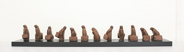 Vincent Maillard, Fila all'aeroporto, scultura in terracotta (vista 5)