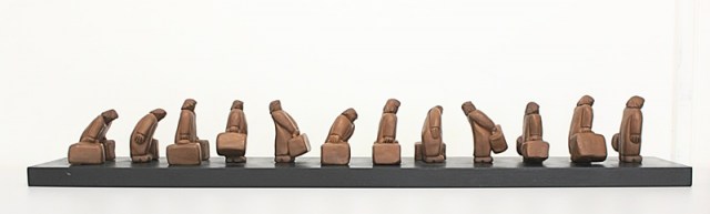 Vincent Maillard, Fila all'aeroporto, scultura in terracotta (vista 2)