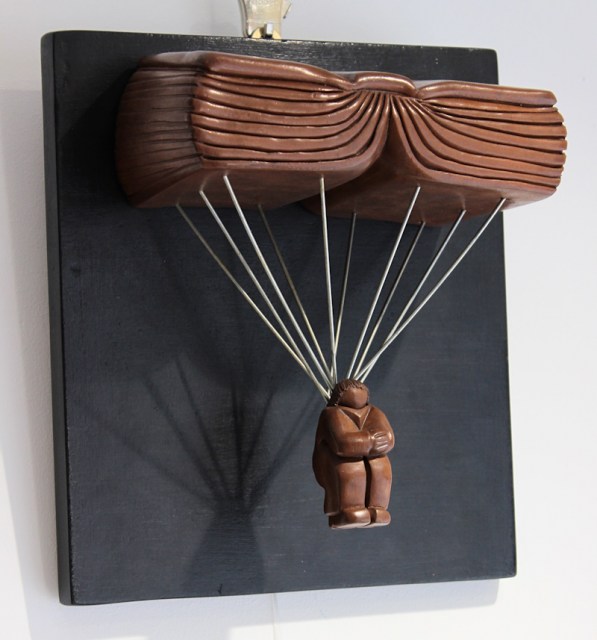 Paracadute - scultura in terracotta di Vincent Maillard