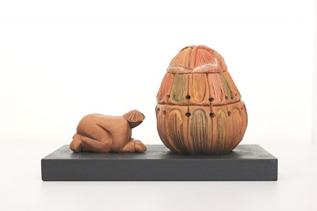Vincent Maillard, Uovo colorato, scultura in terracotta (fronte)