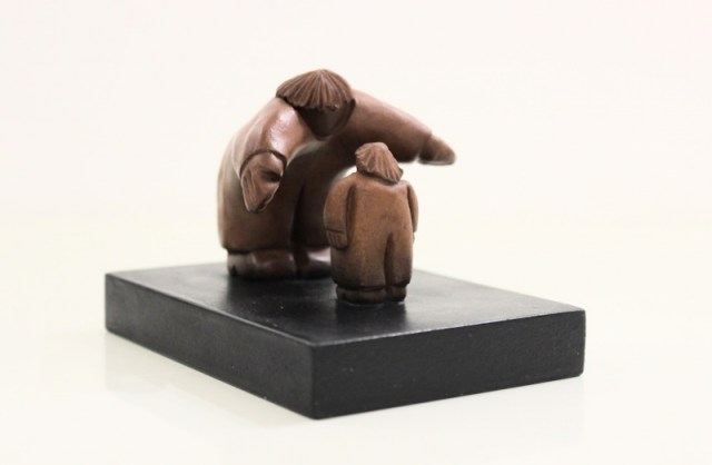 Il Papà gentile - scultura di Vincent Millard (lato 1)