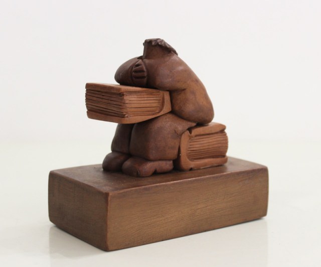 Persona seduta su libro - scultura di Vincent Maillard (lato 5)