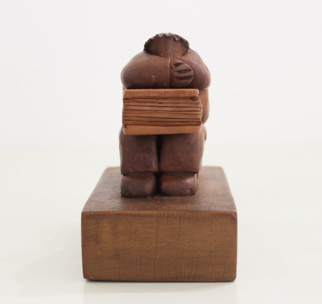 Persona seduta su libro - scultura di Vincent Maillard (lato 6)