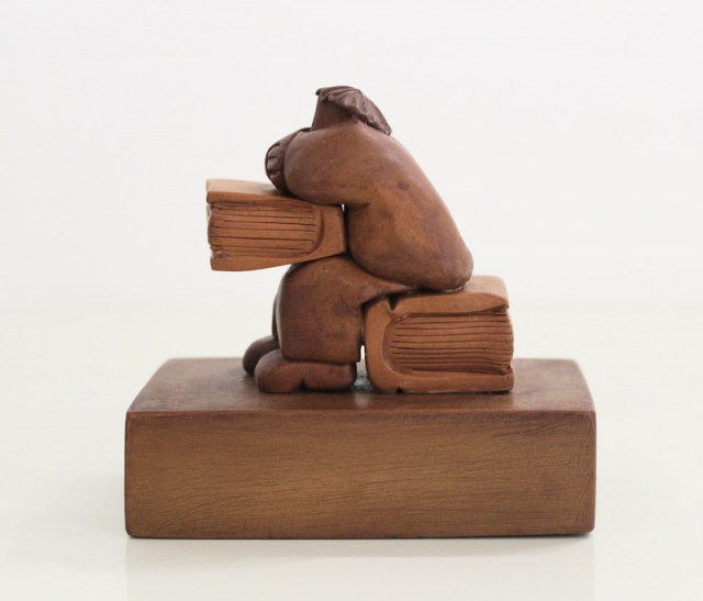 Persona seduta su libro - scultura di Vincent Maillard (lato 4)