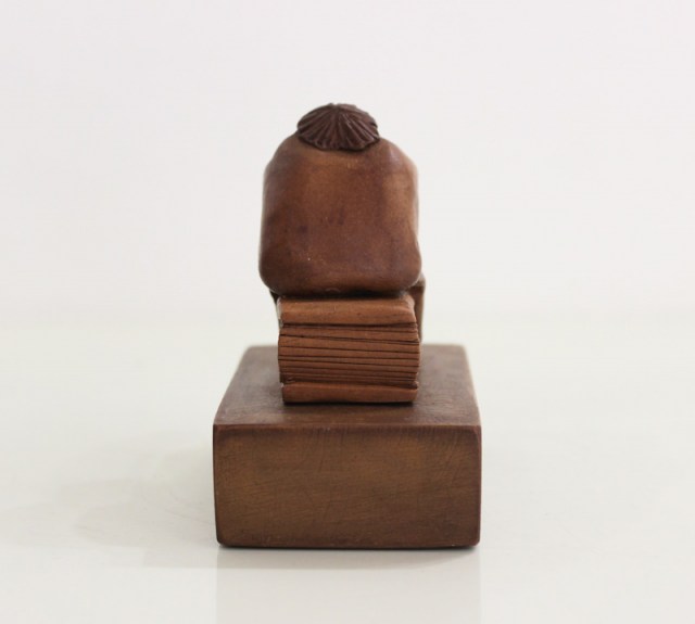 Persona seduta su libro - scultura di Vincent Maillard (lato 3)