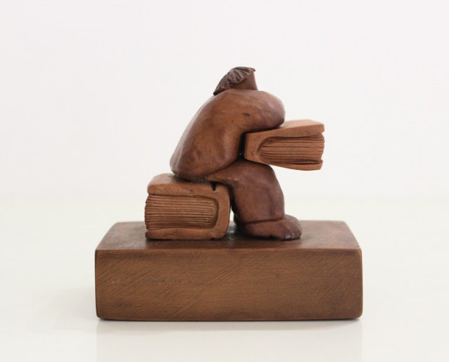 Persona seduta su libro - scultura di Vincent Maillard (lato 2)