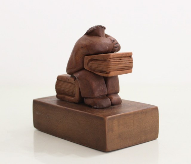 Persona seduta su libro - scultura di Vincent Maillard (lato 1)