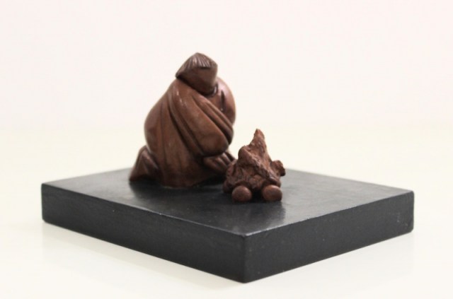Davanti al fuoco - scultura di Vincent Maillard (lato 1)