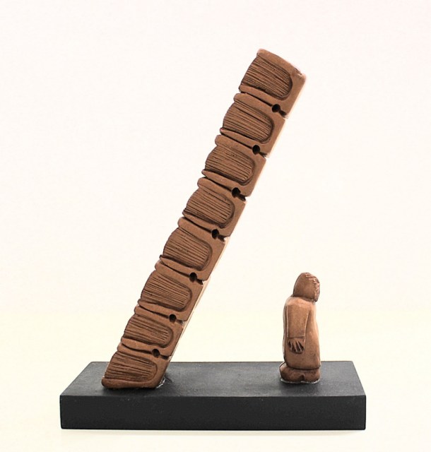 Pila di libri inclinata - scultura di Vincent Maillard (lato 5)