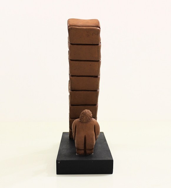 Pila di libri inclinata - scultura di Vincent Maillard (lato 6)