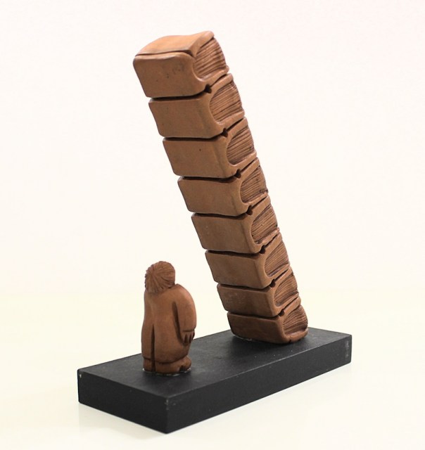 Pila di libri inclinata - scultura di Vincent Maillard (lato 1)