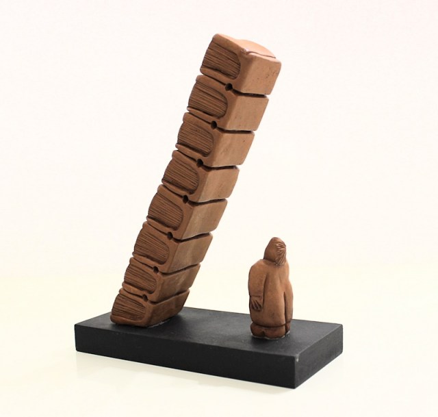 Pila di libri inclinata - scultura di Vincent Maillard (lato 4)