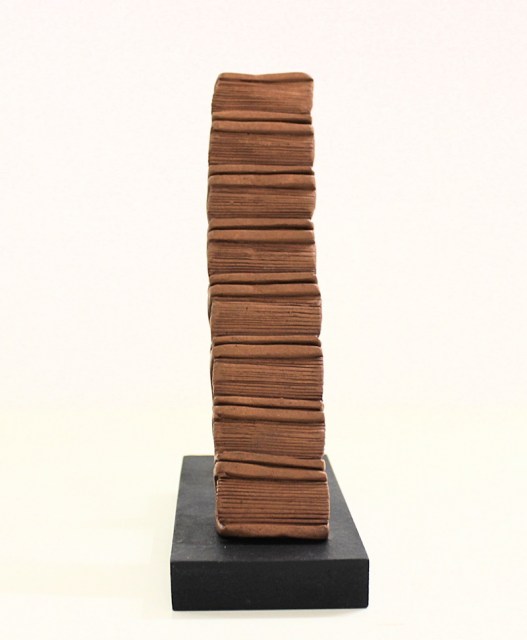 Pila di libri inclinata - scultura di Vincent Maillard (lato 3)