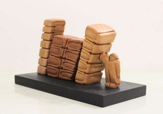 Libri inclinati - scultura di Vincent Maillard (lato 1)