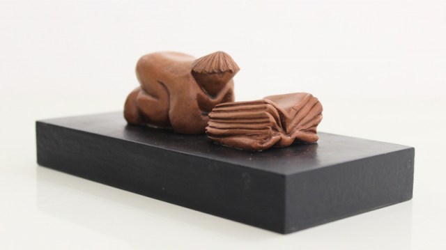 Persona che legge - scultura di Vincent Maillard (lato 1)