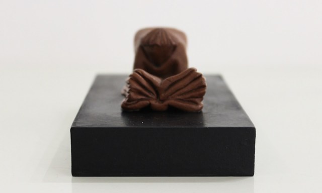 Persona che legge - scultura di Vincent Maillard (lato 3)