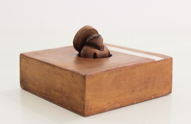 Tombino - scultura di Vincent Maillard (lato 1)