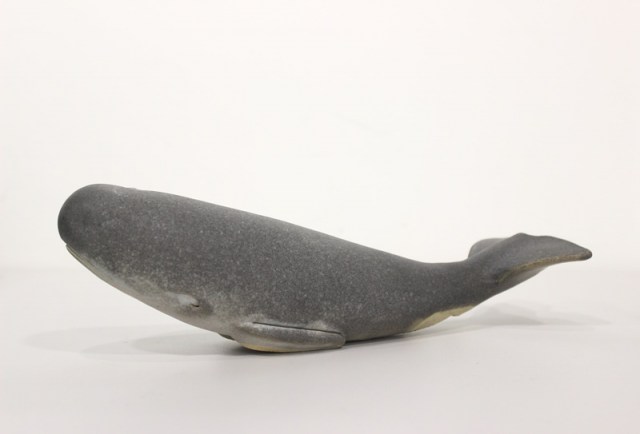 Balena - scultura in grés di Tonino Negri (vista 2)